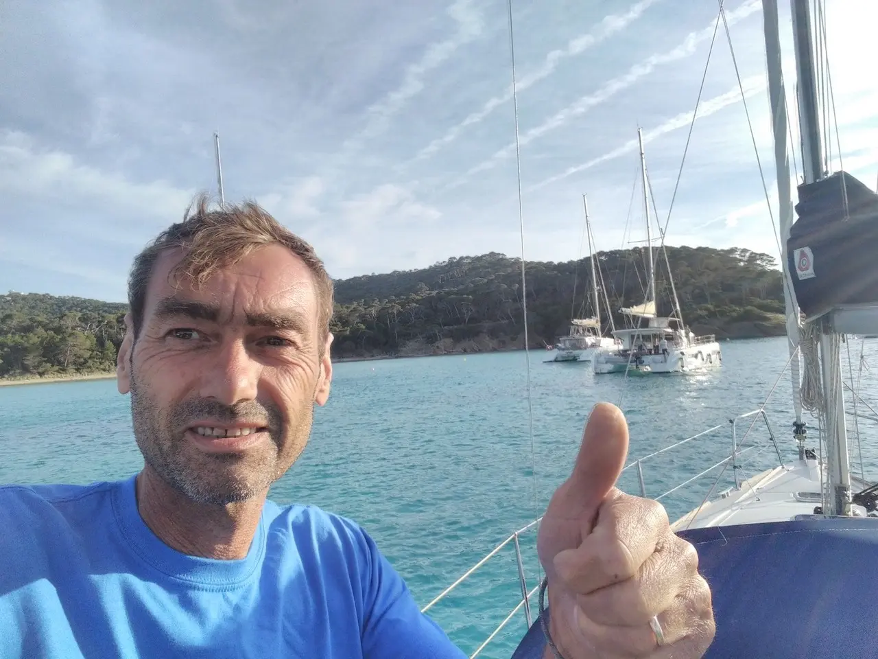 Dany, skipper et loueur de voiliers DanyVoile, à la barre